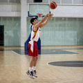篮球运动员在球场上投篮的瞬间画面