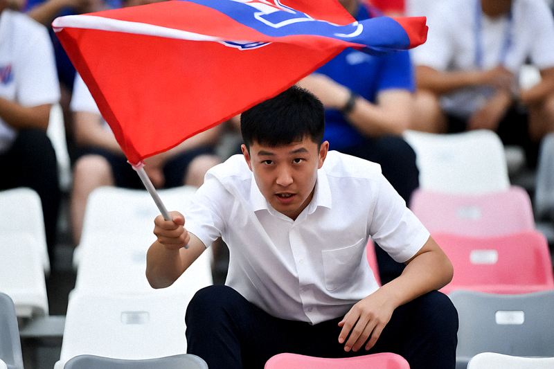 球迷在球场看台举旗为球队助威的热烈场景